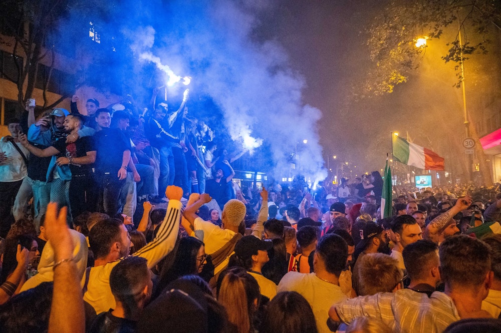Italienische Fans feiern auf dem Hohenzollernring in Köln den EM-Titel.