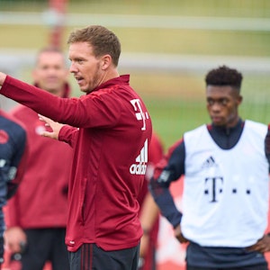 Julian Nagelsmann steht auf dem Trainingsplatz des FC Bayern und gibt Anweisungen.