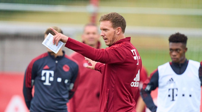 Julian Nagelsmann steht auf dem Trainingsplatz des FC Bayern und gibt Anweisungen.