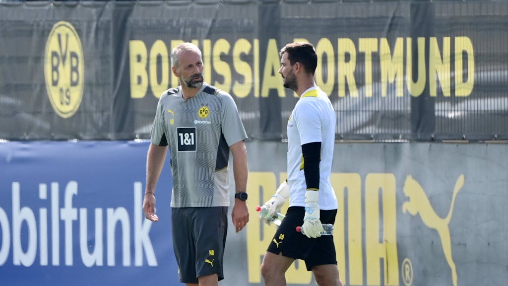 Torwart Roman Bürki spricht mit Trainer Marco Rose.