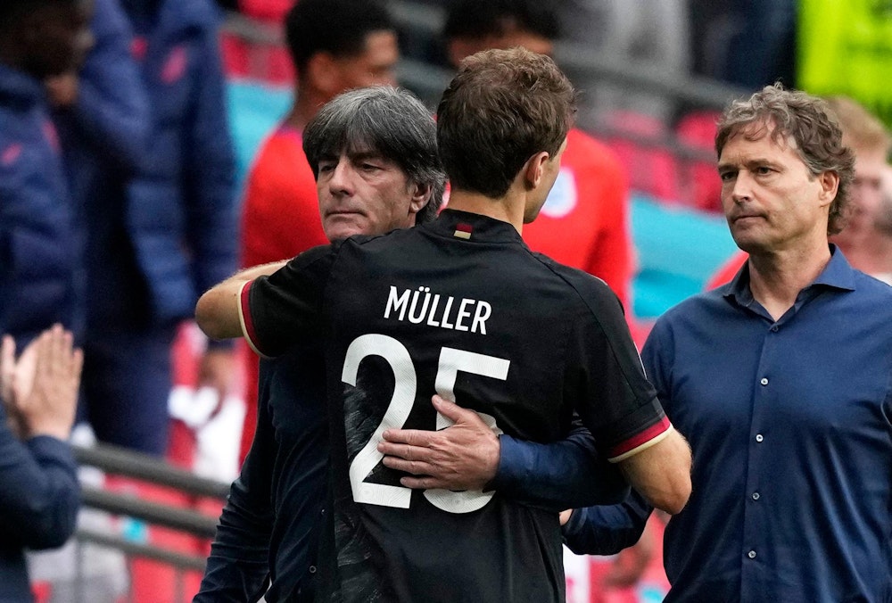 Joachim Löw und Thomas Müller umarmen sich nach dem Ende des Spiels gegen England.