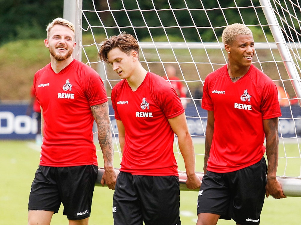 Jannes Horn, Noah Katterbach und Ismail Jakobs tragen beim 1. FC Köln ein Tor.
