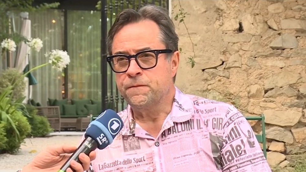 Schauspieler Jan Josef Liefers im Interview während der 14. Etappe der Tour de France am 10. Juli.