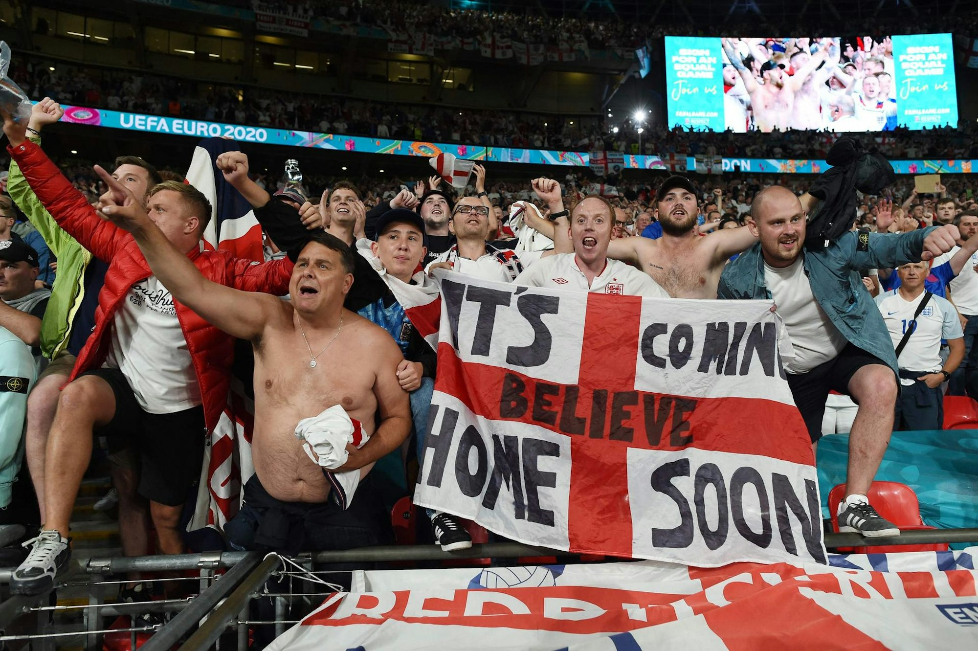 England-Fans jubeln im EM-Halbfinale gegen Dänemark in Wembley.