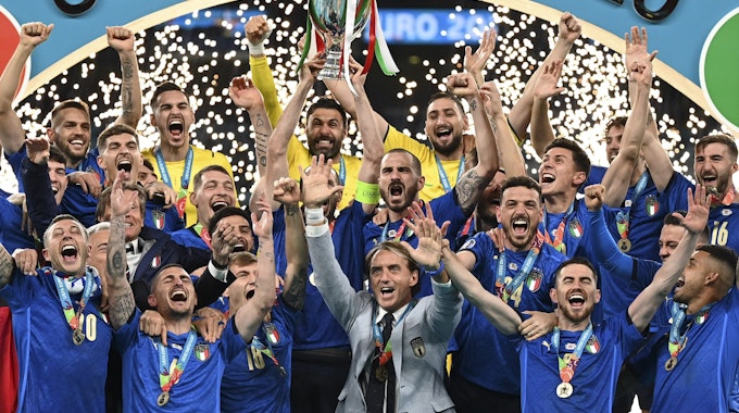 Italiens Nationalspieler jubeln am 11. Juli im Wembley-Stadion mit dem EM-Pokal