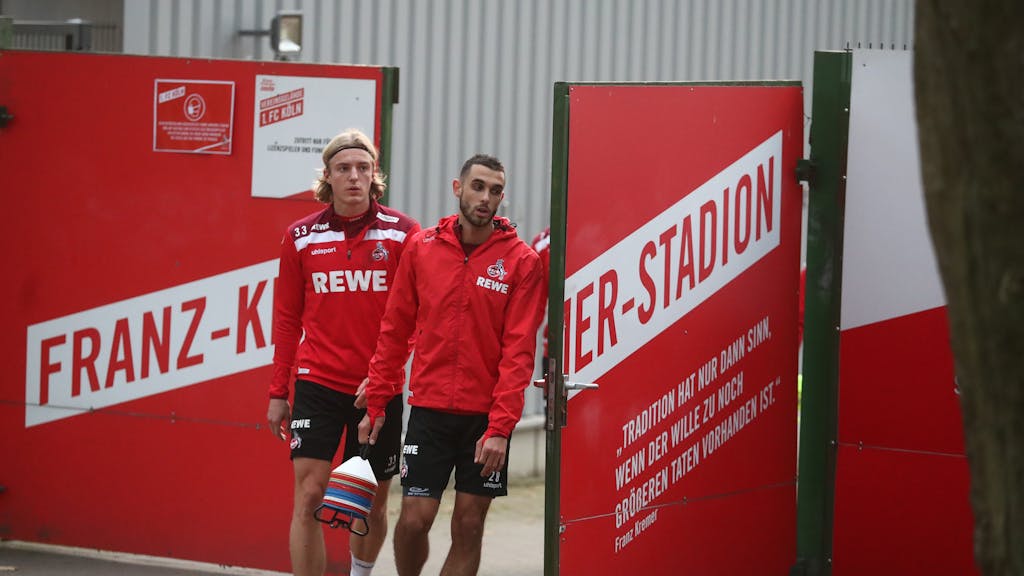 Ellyes Skhiri und Sebastiaan Bornauw kommen vom Training des 1. FC Köln.