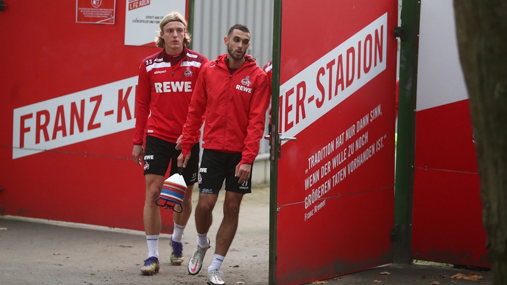 Ellyes Skhiri und Sebastiaan Bornauw kommen vom Training des 1. FC Köln.