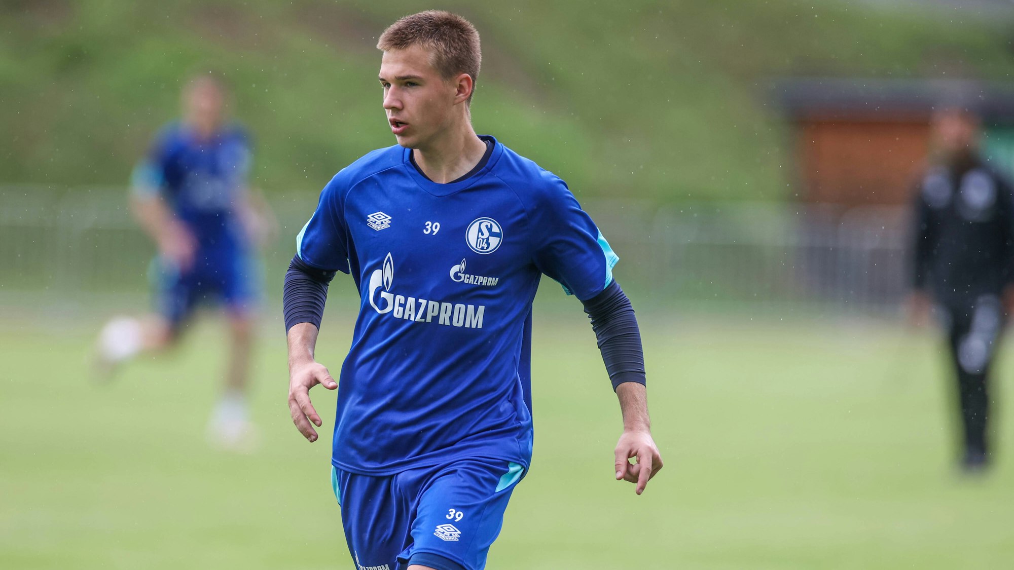 Yaroslav Mikhailov läuft im Dress von Schalke 04 über den Trainingsplatz.