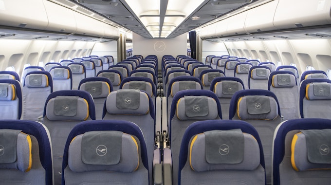 Leere Sitzplätze in einer Lufthansa-Maschine.