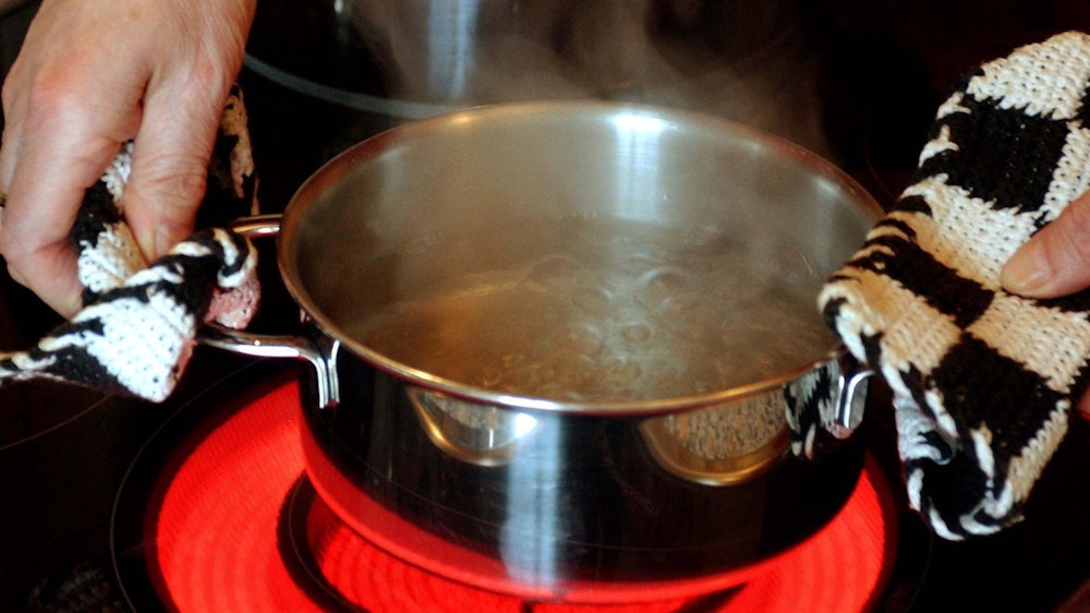 Um Energie zu sparen, sollte man den Topf, hier auf einem erhitzten Ceranfeld, beim Kochen geschlossen halten.
