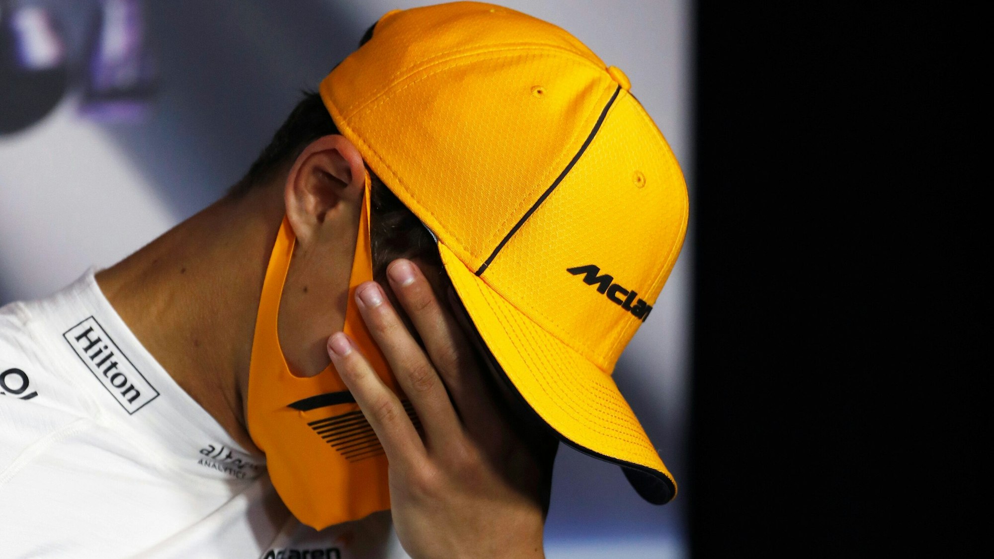 Lando Norris von McLaren schlägt sich bei der Pressekonferenz nach dem Großen Preis von Österreich die Hand vor das Gesicht.