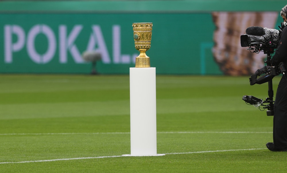 Eine TV-Kamera ist im Finale am 13. Mai auf den DFB-Pokal gerichtet.