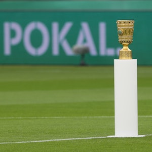 Eine TV-Kamera ist im Finale am 13. Mai auf den DFB-Pokal gerichtet.