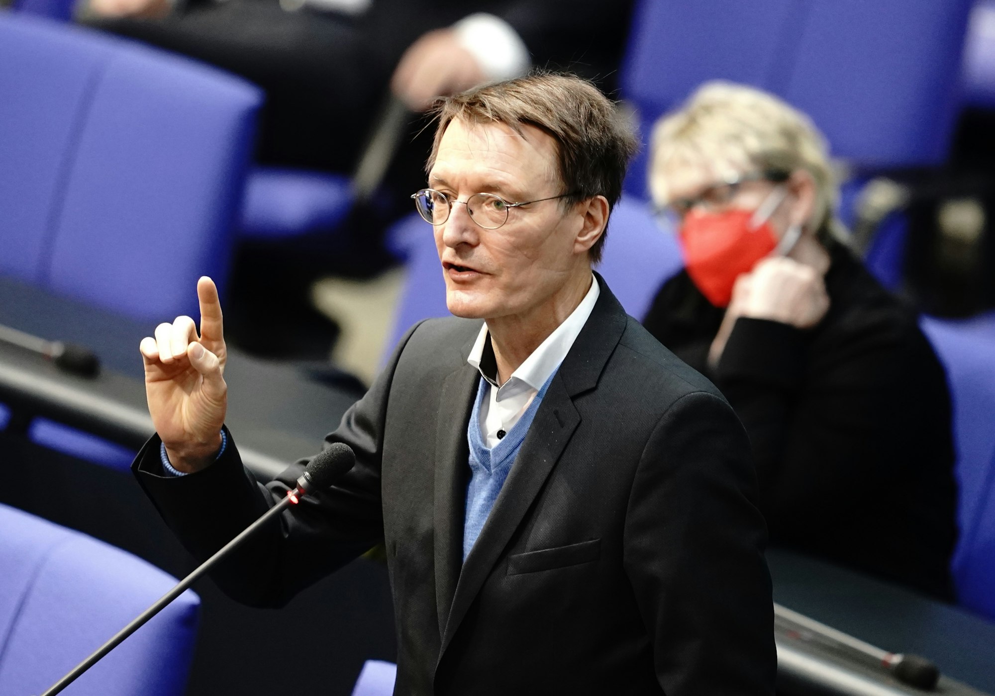 Gesundheitsexperte Karl Lauterbach (SPD) spricht im April 2021 bei der Sitzung des Bundestags.