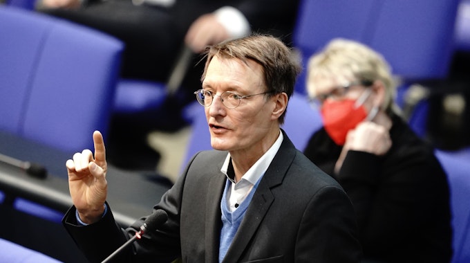 Gesundheitsexperte Karl Lauterbach (SPD) spricht im April 2021 bei der Sitzung des Bundestags.