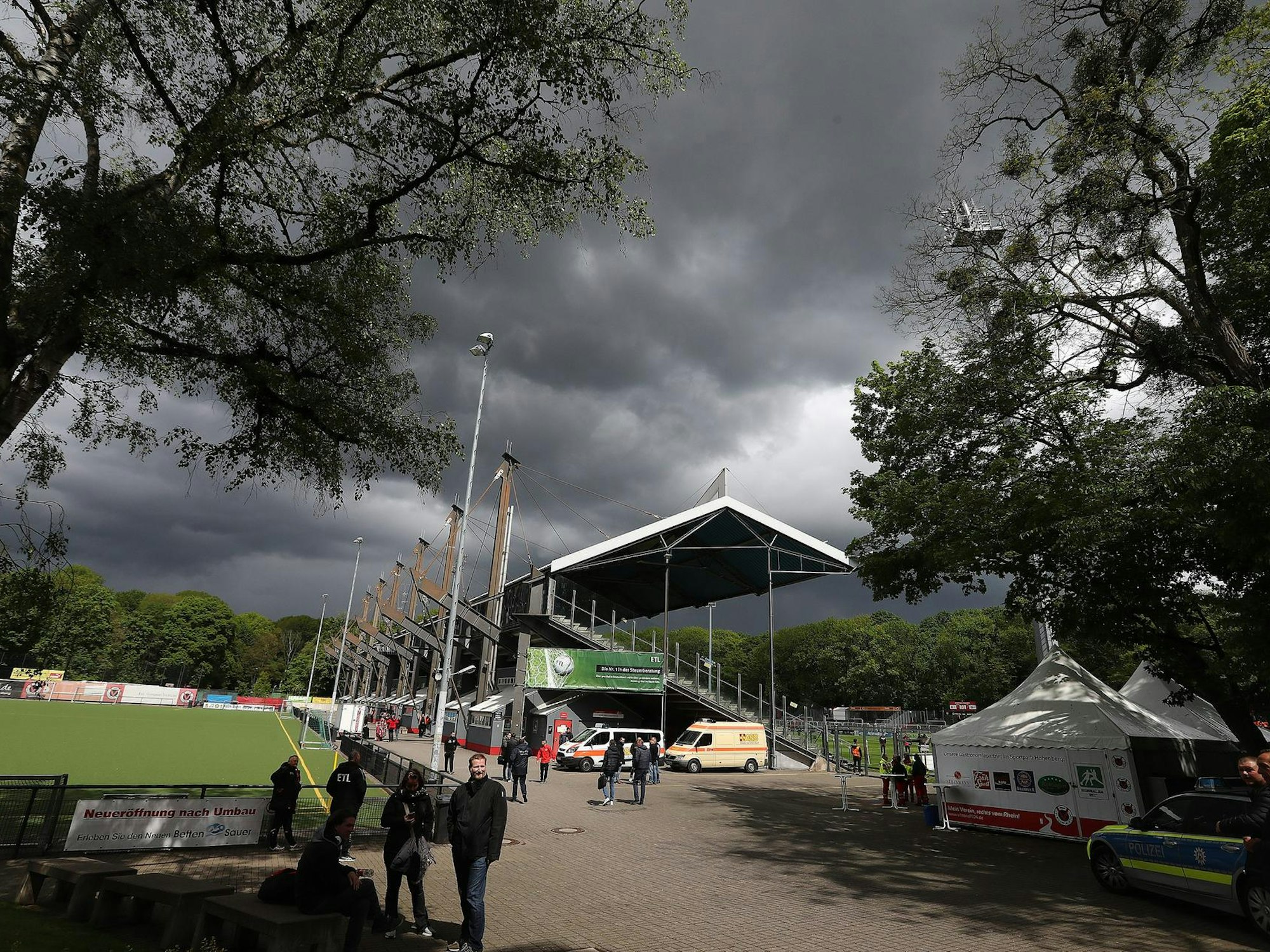 Über dem Sportpark Höhenberg sind graue Regenwolken aufgezogen.