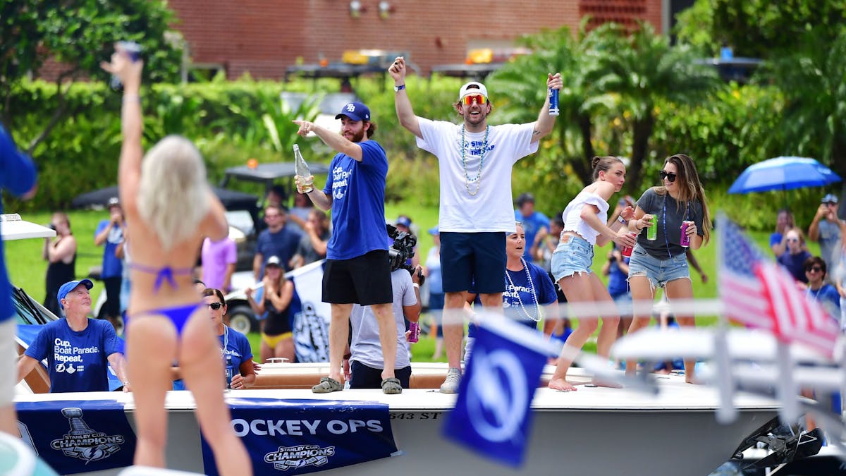 Barclay Goodrow (r.) und Brayden von den Tampa Bay Lightning feiern auf einem Boot den Sieg beim Stanley Cup.