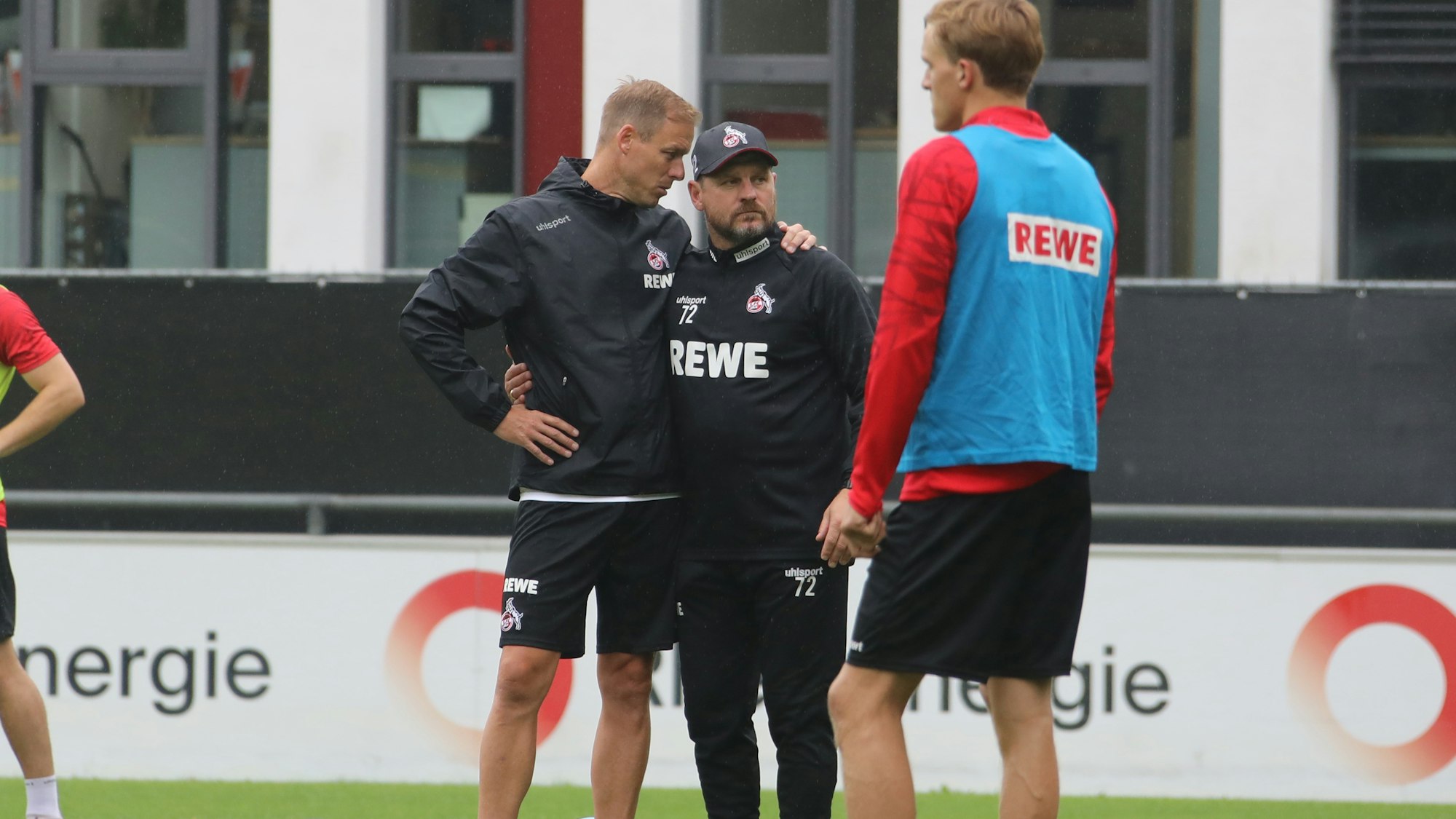 Das neue Kölner Trainer-Duo Kevin McKenna mit Steffen Baumgart steht auf dem Platz.