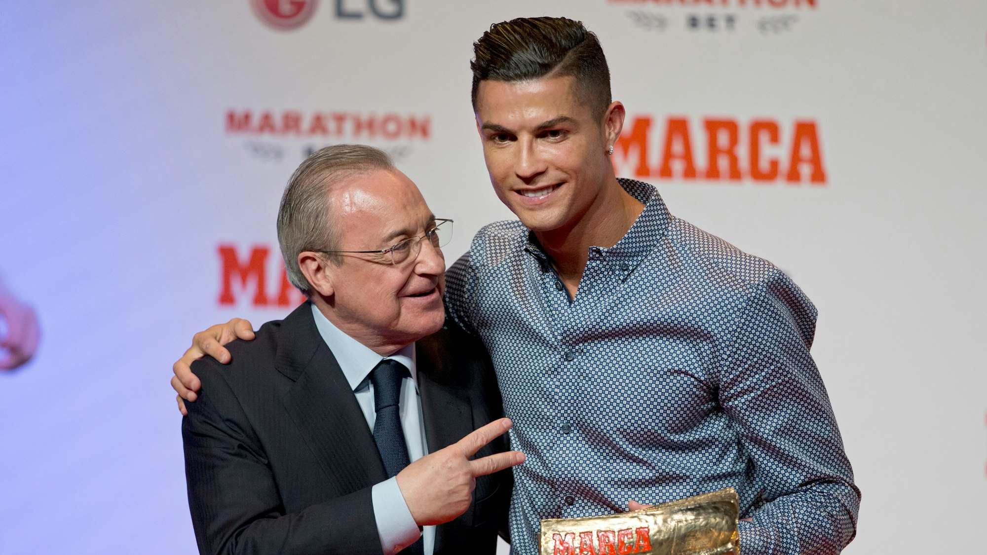Florentino Perez, Präsident von Real Madrid, posiert mit Cristiano Ronaldo bei einer Preisverleihung der spanischen Sportzeitung „Marca“.