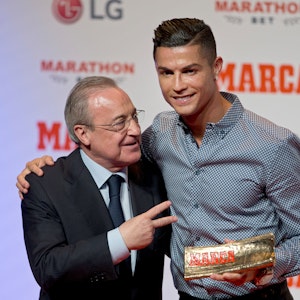 Florentino Perez, Präsident von Real Madrid, posiert mit Cristiano Ronaldo bei einer Preisverleihung der spanischen Sportzeitung „Marca“.