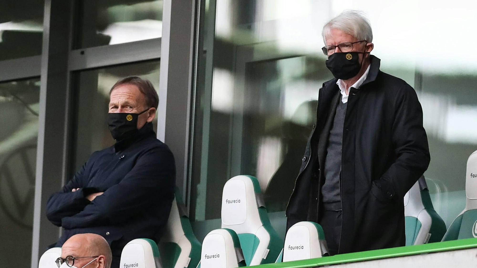 Hans-Joachim Watzke und Reinhard Rauball stehen auf der Tribüne beim Bundesliga-Spiel von Borussia Dortmund beim VfL Wolfsburg.
