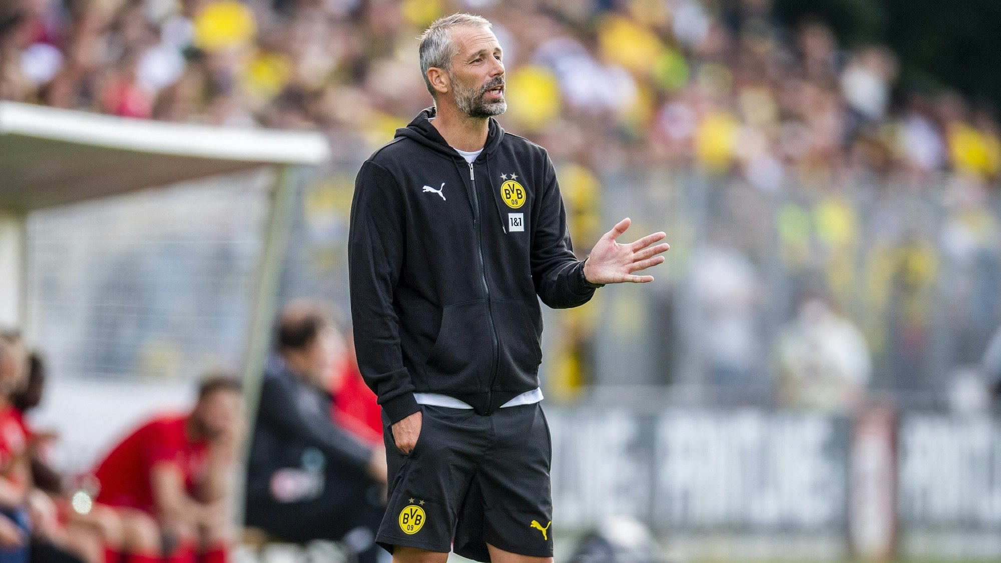 Dortmunds Trainer Marco Rose gibt Anweisungen im Testspiel beim FC Gießen.
