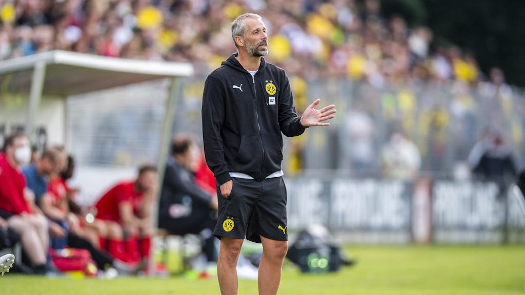 Borussia Dortmunds Trainer Marco Rose gibt Anweisungen beim Testspiel in Gießen.