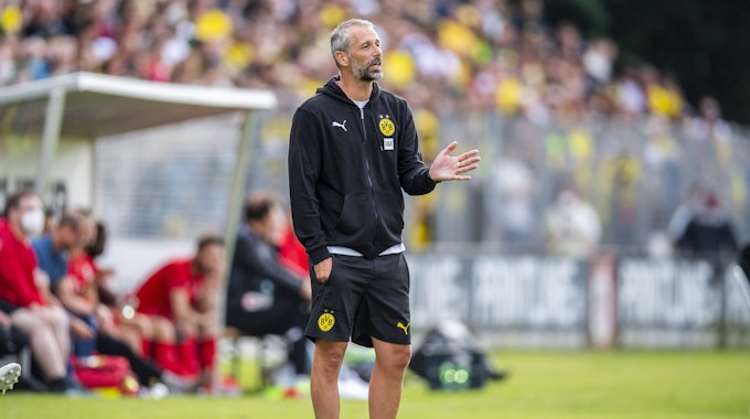 Borussia Dortmunds Trainer Marco Rose gibt Anweisungen beim Testspiel in Gießen.