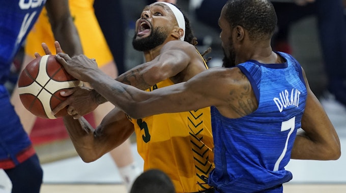 NBA-Star Patty Mills von den San Antonio Spurs wird beim Testspiel zwischen Australien und den USA von Kevin Durant von den Brooklyn Nets gefoult.