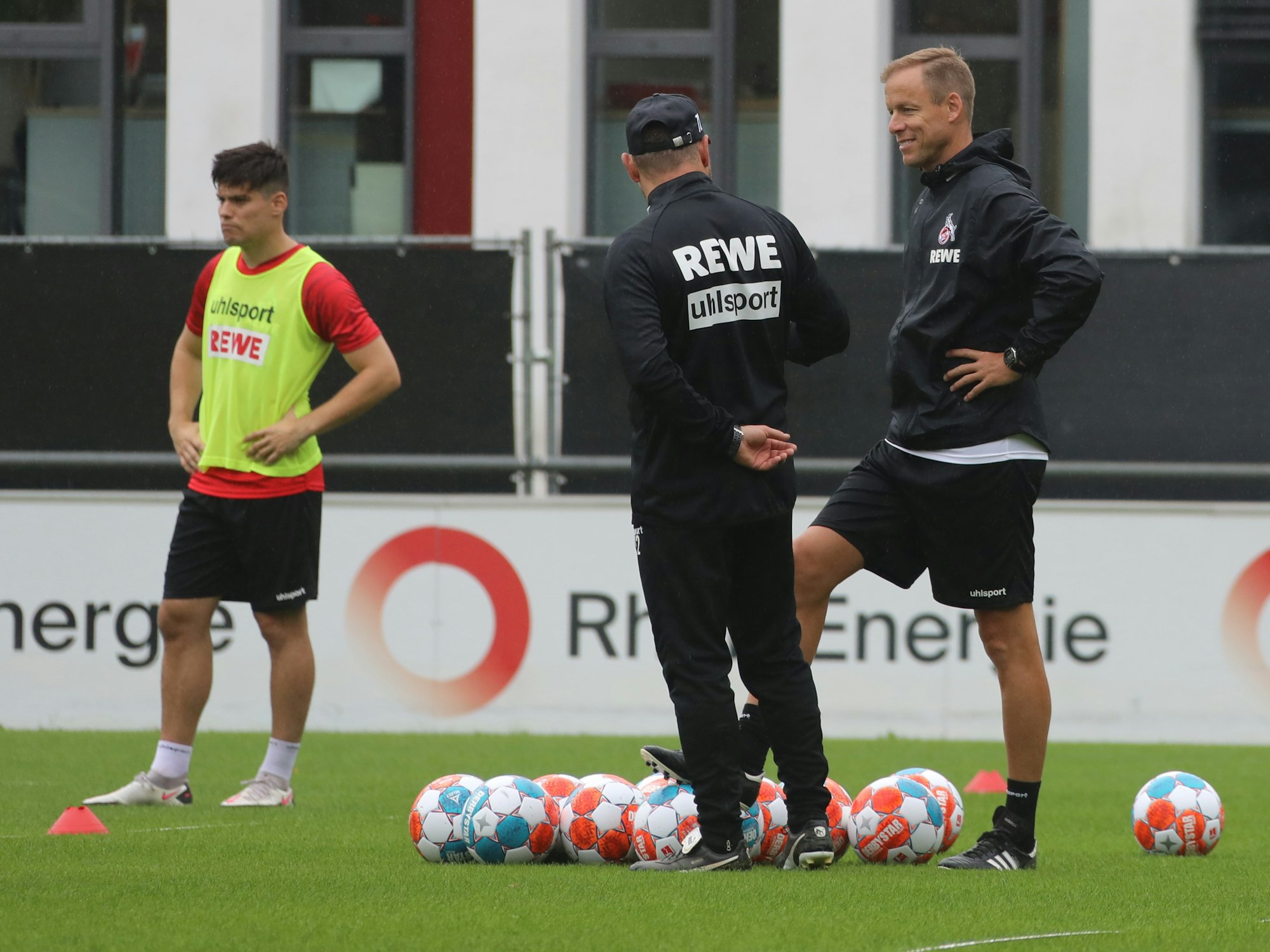 Kevin McKenna und Steffen Baumgart stehen beim 1. FC Köln auf dem Trainingsplatz.