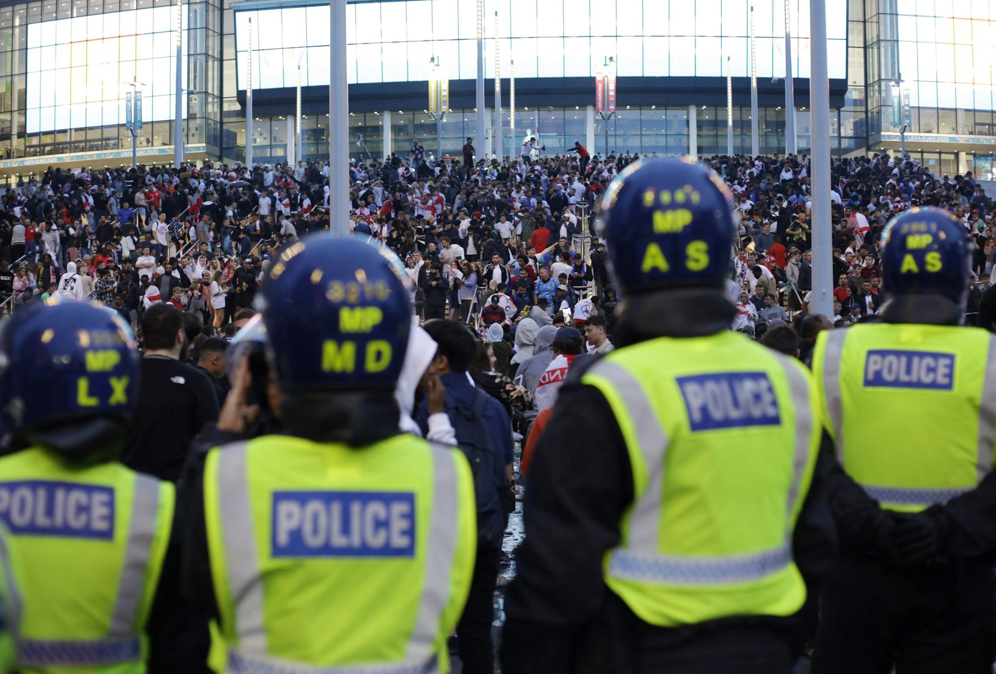 Polizisten beobachten die Fans vor dem Wembley-Stadion.