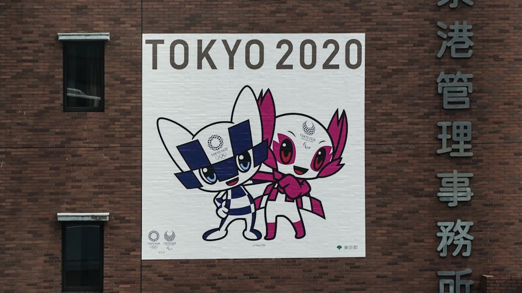 Ein Banner für die Olympischen Spiele in Tokio
