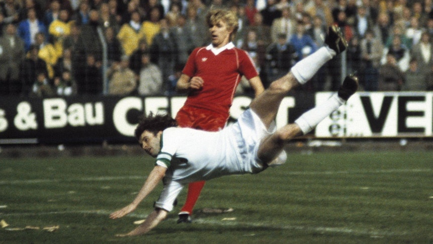 Christian Kulik köpft gegen Eintracht Frankfurt den 3:2-Siegtreffer im UEFA-Cup 1980.