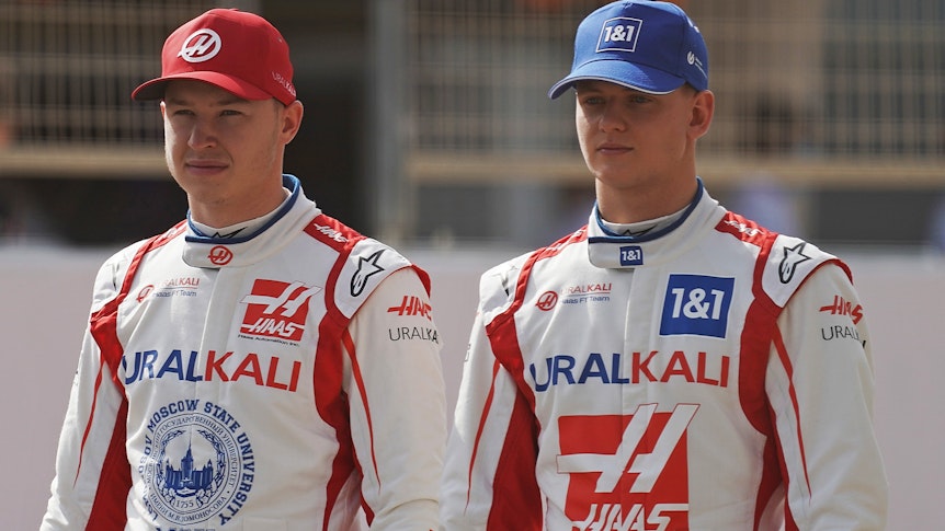 Mick Schumacher (r.) und Nikita Mazepin gehen in Sakhir gemeinsam über die Rennstrecke.