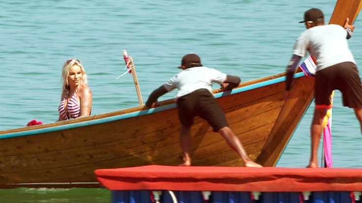 Gina-Lisa Lohfink erreicht in einem Boot den Strand