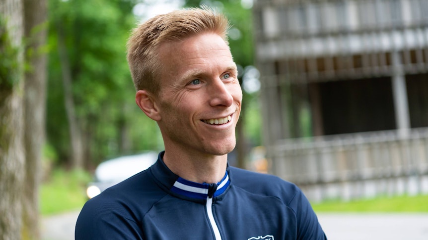 Oscar Wendt lächelt in einer Trainingsjacke seines neuen alten Klubs IFK Göteborg.