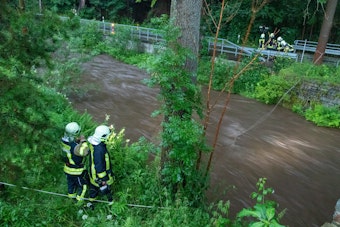 Schweres Unwetter auch in Sachsen: Feuerwehrleute suchen am Steinbach nach einer vermissten Person. Eine Sturzflut hatte bei einem Unwetter im sächsischen Jöhstadt (Erzgebirgskreis) einen Menschen mit sich gerissen.