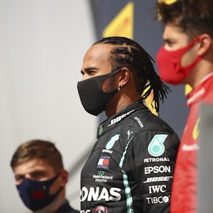 Mercedes-Pilot Lewis Hamilton steht mit Max Verstappen und Charles Leclerc nach dem Großen Preis von Großbritannien 2020 in Silverstone auf dem Siegerpodest.