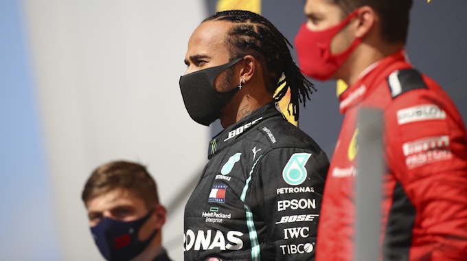 Mercedes-Pilot Lewis Hamilton steht mit Max Verstappen und Charles Leclerc nach dem Großen Preis von Großbritannien 2020 in Silverstone auf dem Siegerpodest.