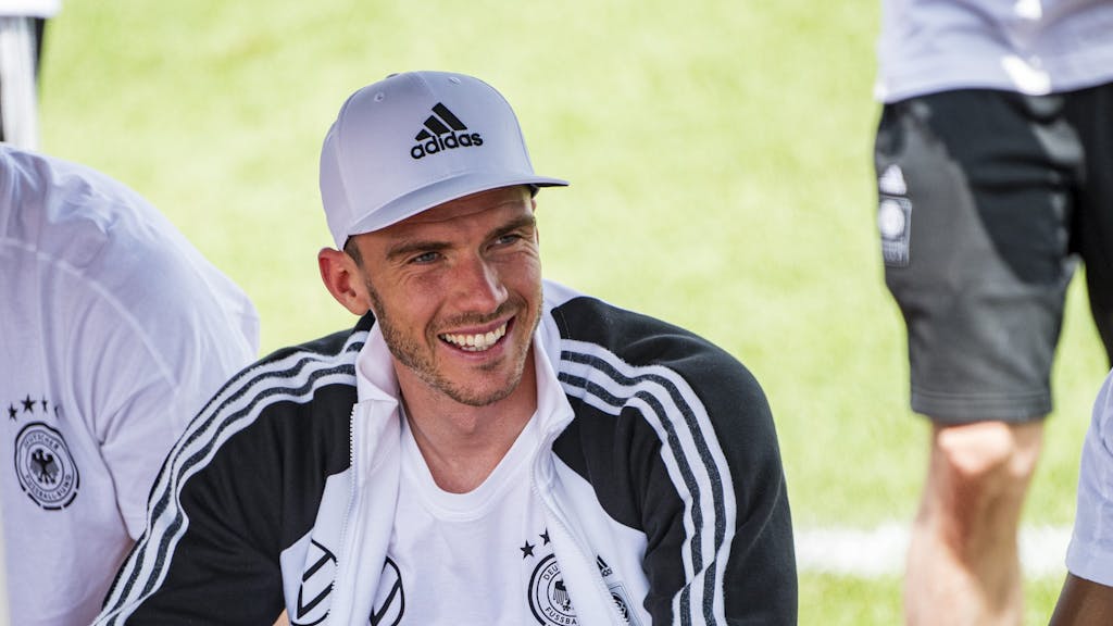 Robin Gosens lacht bei einer Autogrammstunde der deutschen Nationalmannschaft in deren EM-Unterkunft auf dem Adidas-Campus in Herzogenaurach.