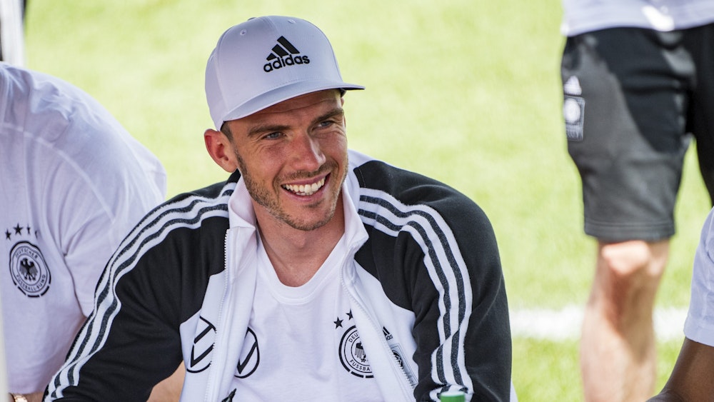 Robin Gosens lacht bei einer Autogrammstunde der deutschen Nationalmannschaft in deren EM-Unterkunft auf dem Adidas-Campus in Herzogenaurach.
