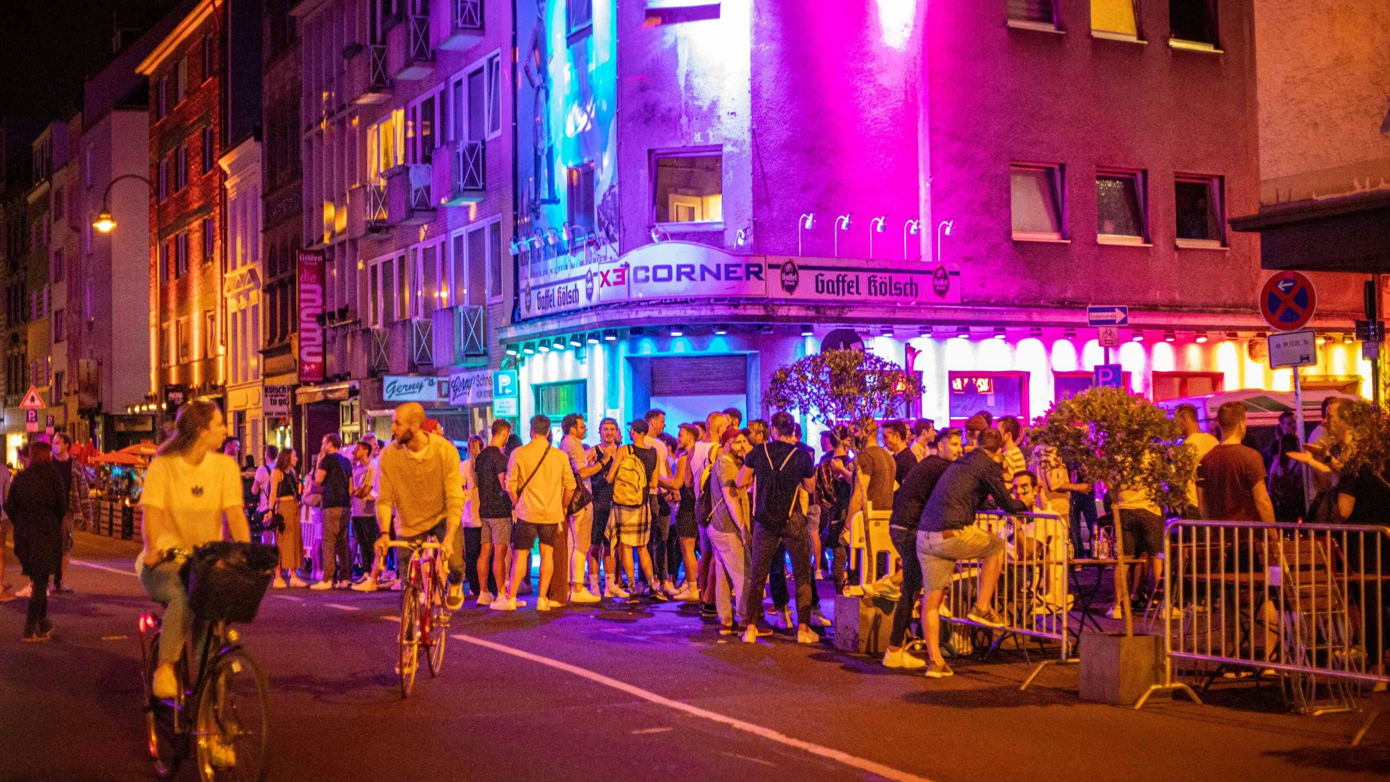 Vor der Bar X3 Corner an der Schaafenstraße stehen zahlreiche Party-Gäste.