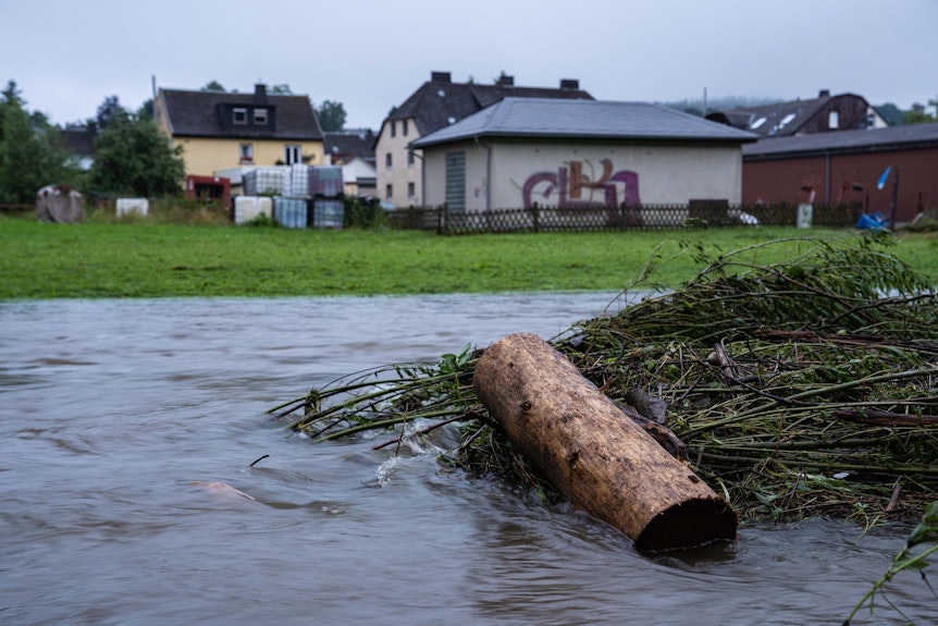 Im Landkreis Hof wurde am Dienstagabend (14. Juli) aufgrund weitreichender Überschwemmungen der Katastrophenfall ausgelöst. Die Selbitz ist durch die starken Niederschläge zu einem reißenden Fluss geworden.