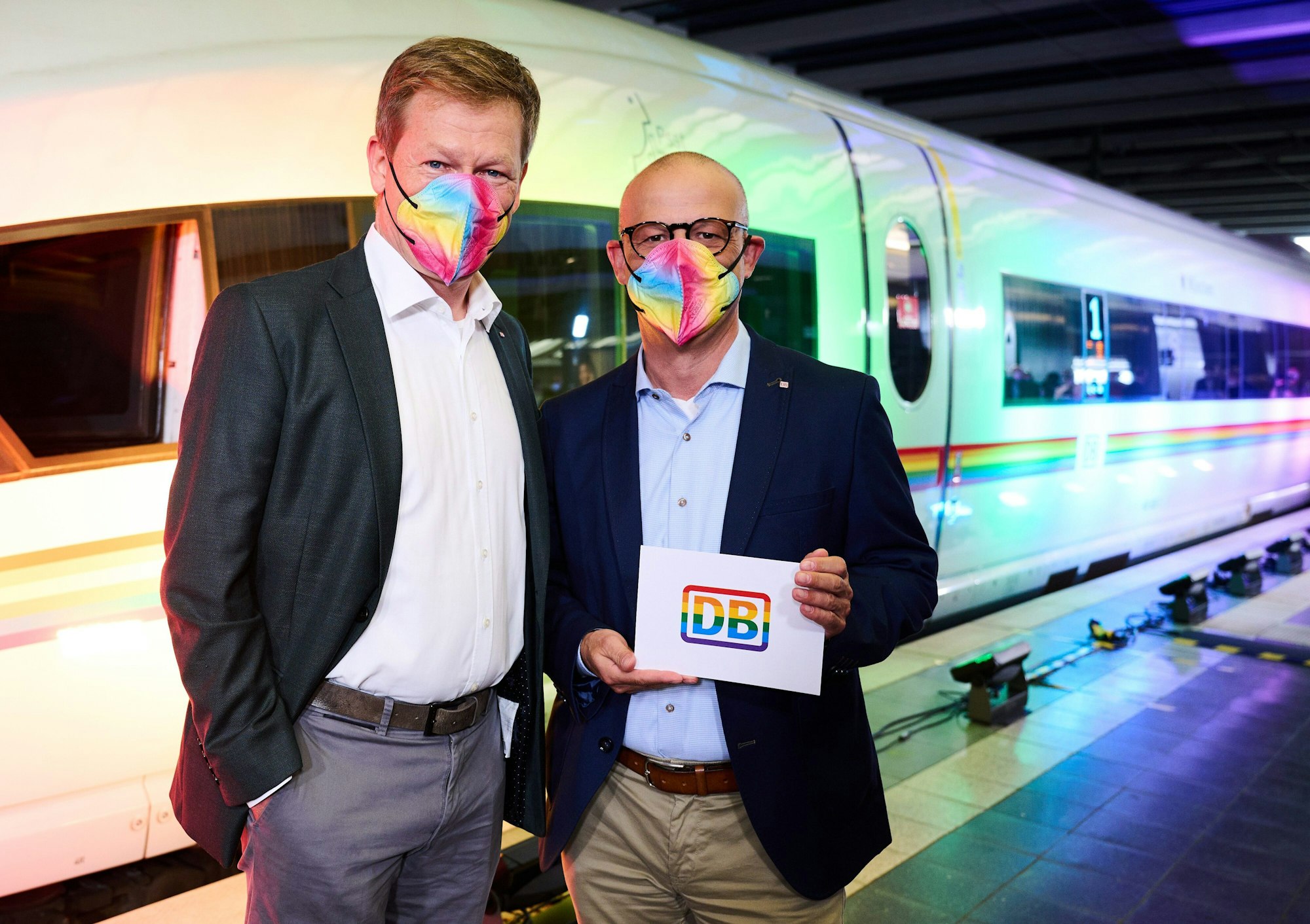 Richard Lutz, Vorsitzender der Deutschen Bahn (Mitte) und Martin Seiler (r.), Vorstand Personal und Recht der DB, stehen am bunten Regenbogen-ICE.