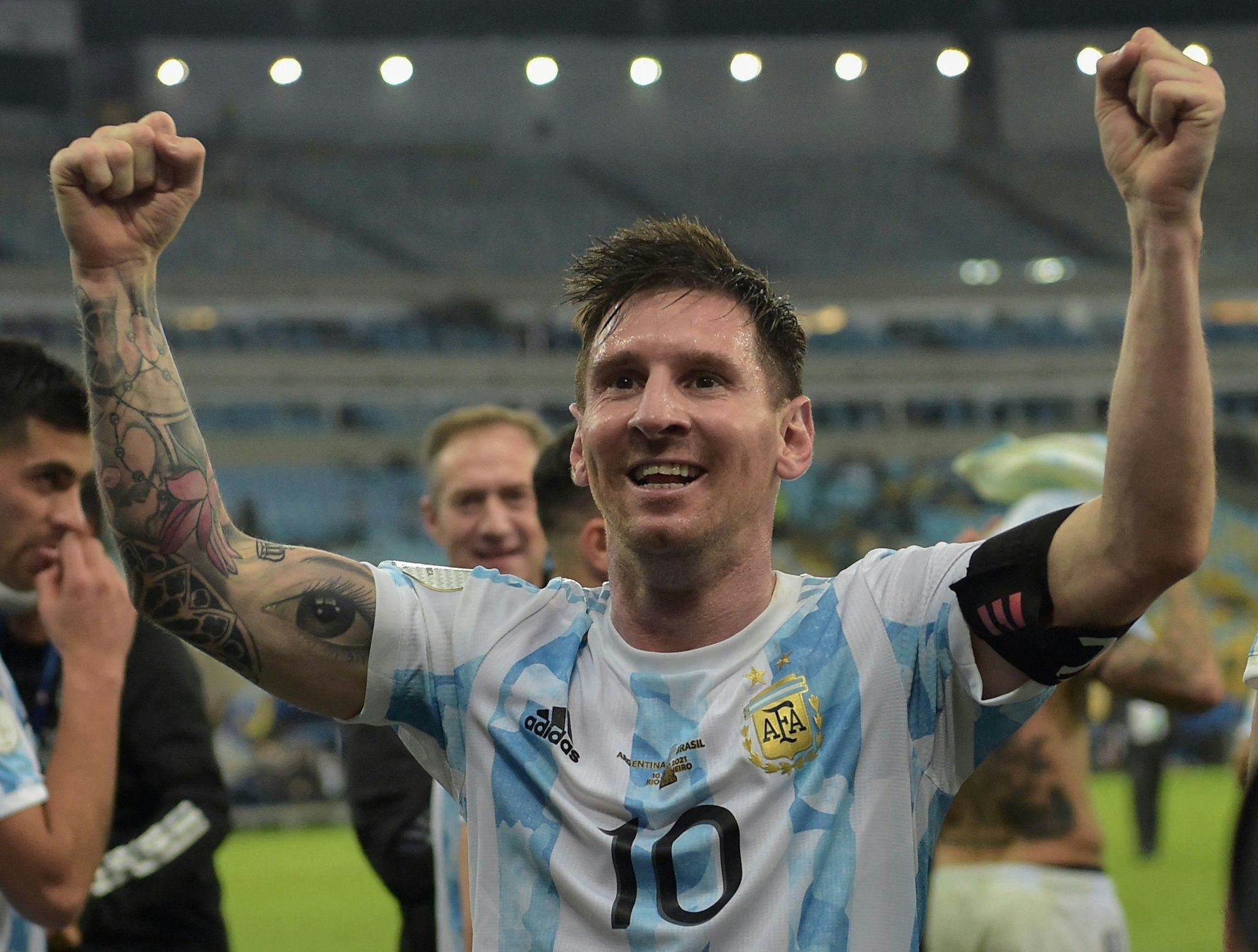Lionel Messi feiert den Gewinn der Copa America vor den Kameras.