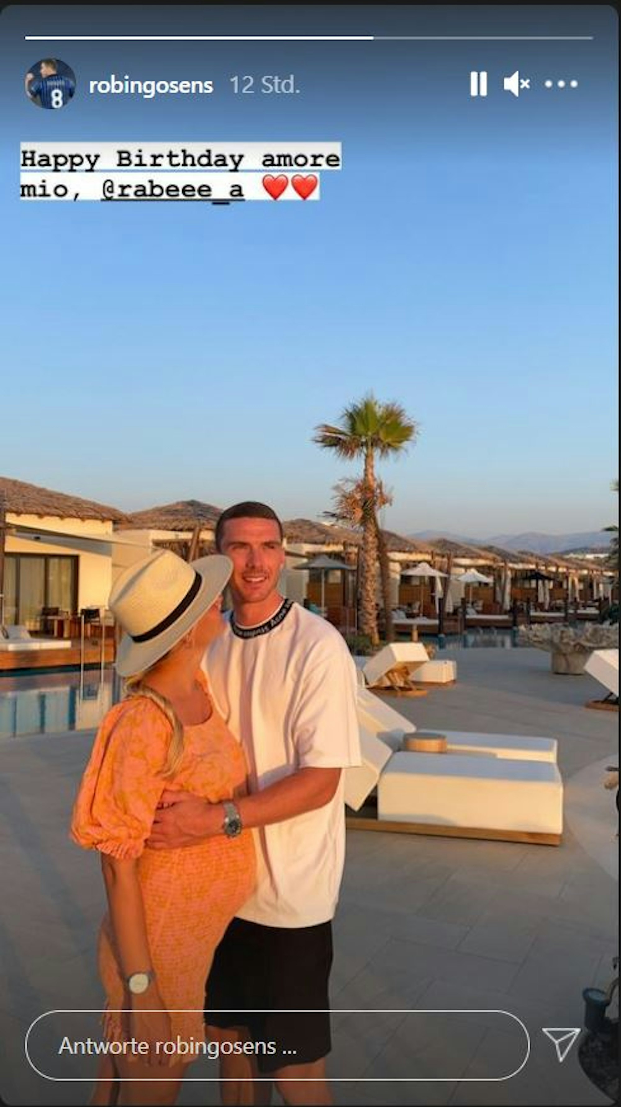 Nationalspieler Robin Gosens im Urlaub mit seiner Verlobten Rabea im Arm, der Babybauch zeichnet sich bei ihr bereits deutlich ab.