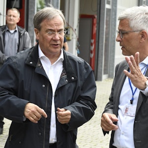 Der nordrhein-westfälische Ministerpräsident Armin Laschet (CDU, l.) unterrichtet zusammen mit dem Hagener Oberbürgermeister Erik O. Schulz die Medien, nachdem er sich am Donnerstag (15. Juli) ein Bild von der Lage in der Stadt gemacht hat.