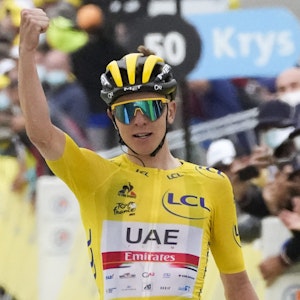 Tadej Pogacar jubelt im Ziel über seinen Etappensieg bei der Tour de France