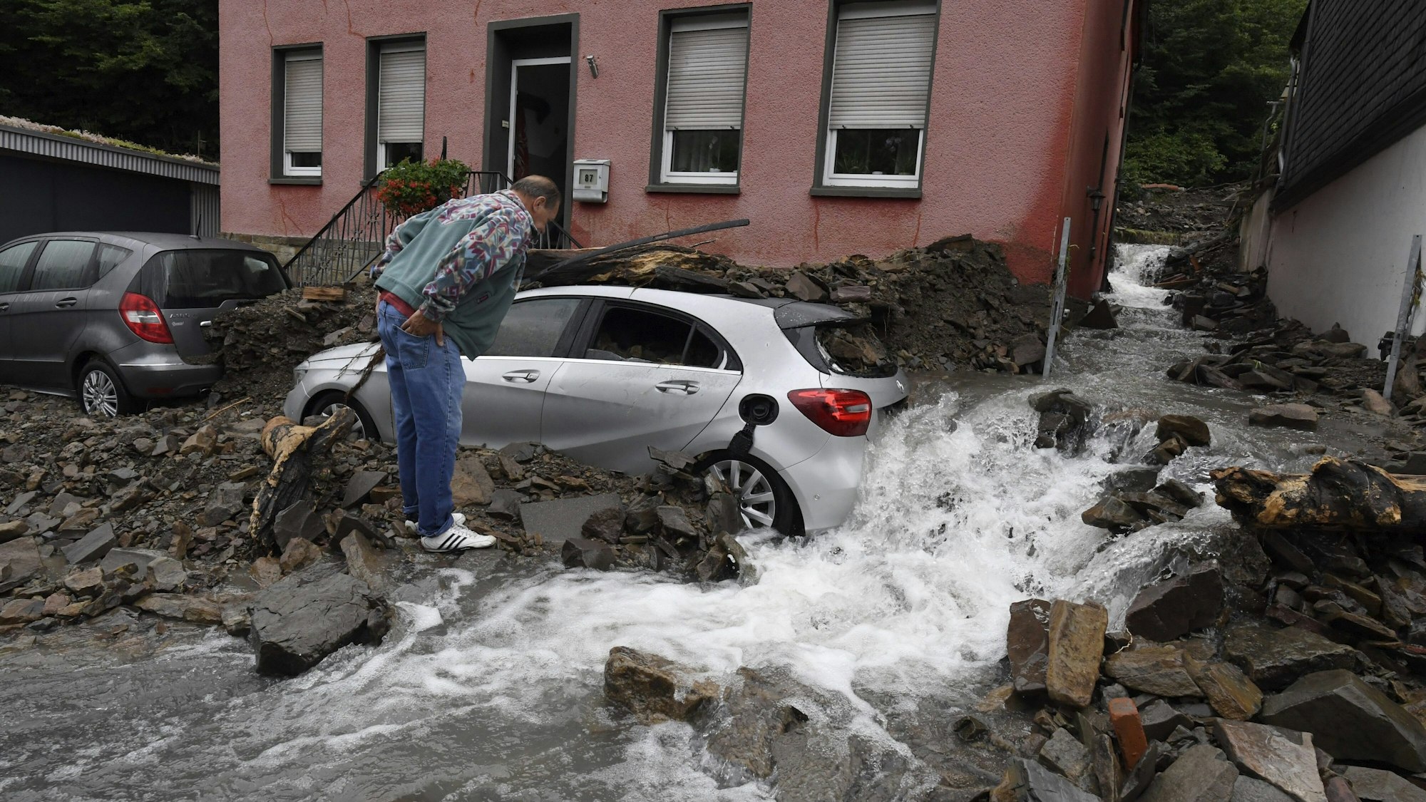 Ein Anwohner schaut sich die Schäden an, die die Überflutung des Nahmerbachs am 14. Juli verursacht hatte.