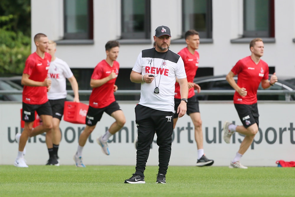 Steffen Baumgart (1. FC Köln) leitet eine Lauftest-Einheit beim 1. FC Köln.